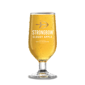 A glass of Strongbow Cloudy Apple